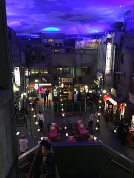 The interior is modeled after 1950s Tokyo. Dark alleys and small buildings, as well as some limited seating in the middle of the museum
